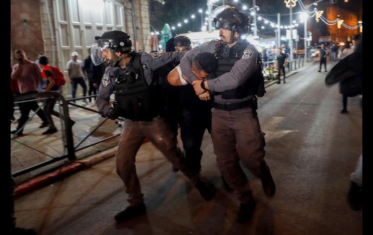 Cientos de policías se desplegaron este sábado en las inmediaciones de la Ciudad Vieja para evitar más violencia después de días de enfrentamientos entre judíos, palestinos y fuerzas de seguridad. EFE/A. Safadi
