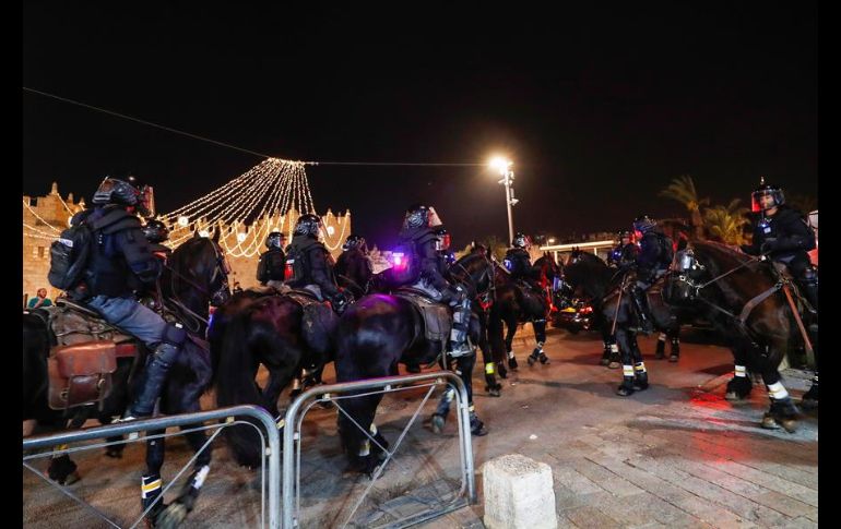 Cientos de policías se desplegaron este sábado en las inmediaciones de la Ciudad Vieja para evitar más violencia después de días de enfrentamientos entre judíos, palestinos y fuerzas de seguridad. EFE/A. Safadi