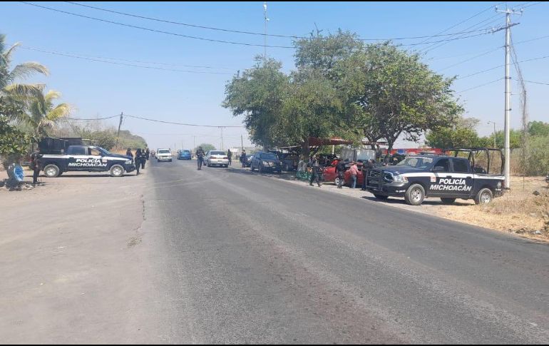 Los criminales atravesaron piedras en el tramo Apatzingán-Aguililla. TWITTER/@MICHOACANSSP