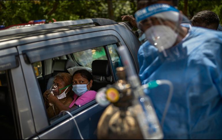 Personal médico da las primeras atenciones a los pacientes en las afueras de los hospitales, en Nueva Delhi, ante el colapso del sistema de salud indio. AP/A. Qadri