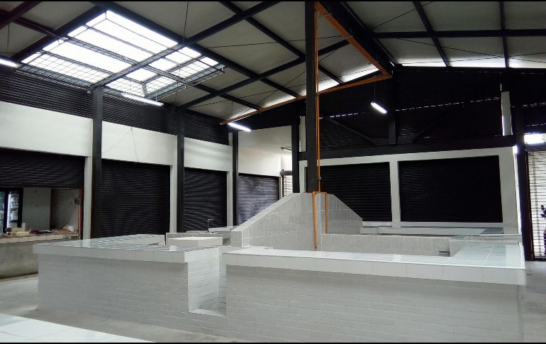 El nuevo techo ofrece luz y ventilación, en cuando a las barras de los locales, fueron enlucidos con  losetas de cerámica. ESPECIAL