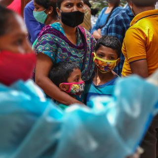 India alcanza nuevo récord de contagios y muertes por COVID-19; recibirá ayuda internacional