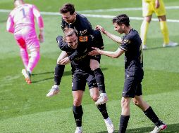 Antoine Griezmann y Leo Messi, celebran un gol del francés al Villarreal, durante el partido de La Liga que se disputa en el Estadio de la Cerámica, en Villareal. AP/A. Saiz