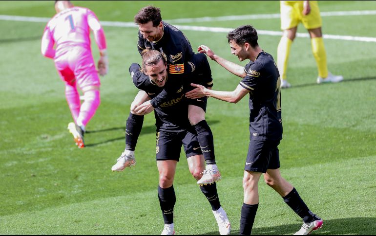Antoine Griezmann y Leo Messi, celebran un gol del francés al Villarreal, durante el partido de La Liga que se disputa en el Estadio de la Cerámica, en Villareal. AP/A. Saiz