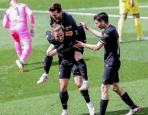 Antoine Griezmann y Leo Messi, celebran un gol del francés al Villarreal, durante el partido de La Liga que se disputa en el Estadio de la Cerámica, en Villareal. AP/A. Saiz