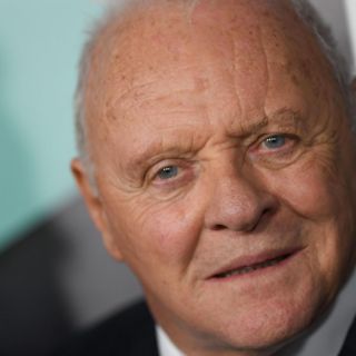 Anthony Hopkins rinde homenaje a Chadwick Boseman al ganar el Oscar