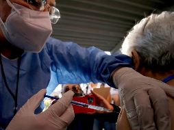 Hoy inicia la aplicación de la segunda dosis de vacunas para adultos de 60 años o más en varios municipios del interior de Jalisco. AFP/ARCHIVO