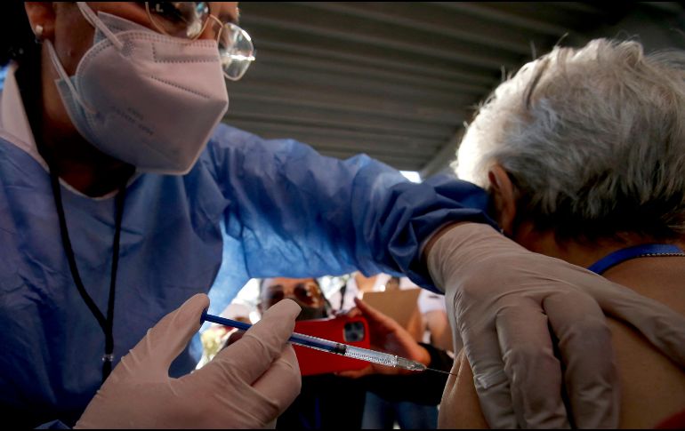 Hoy inicia la aplicación de la segunda dosis de vacunas para adultos de 60 años o más en varios municipios del interior de Jalisco. AFP/ARCHIVO