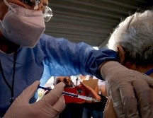 Hoy inicia la aplicación de la segunda dosis de vacunas para adultos de 60 años o más en varios municipios del interior de Jalisco. AFP/ARCHIVO