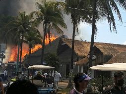 El incendio comenzó en un restaurante de Islas Mujeres, Quintana Roo, y se extendió a otros comercios. EFE