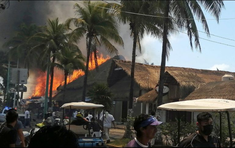 El incendio comenzó en un restaurante de Islas Mujeres, Quintana Roo, y se extendió a otros comercios. EFE