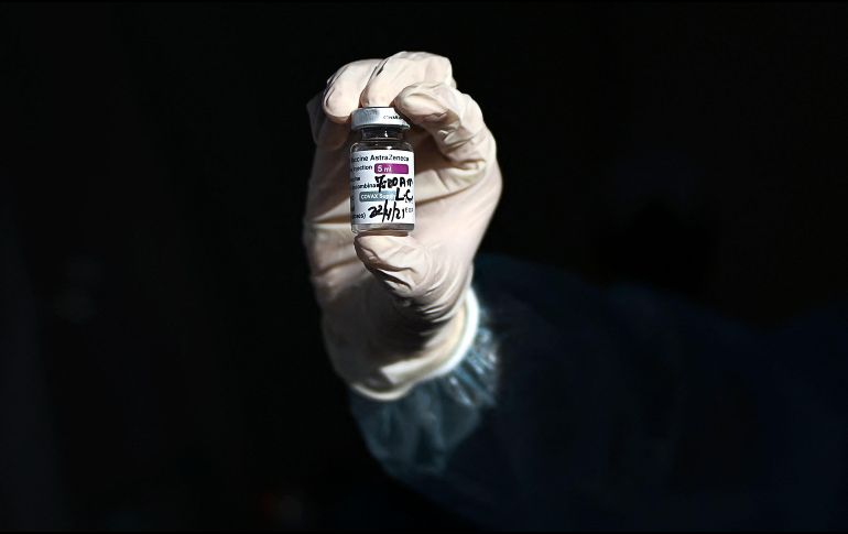 Ayer lunes, el gobierno de la Unión Americana informó que comenzará a compartir toda su línea de vacunas de AstraZeneca contra el coronavirus una vez que esta supere las revisiones federales de inocuidad. AFP / ARCHIVO