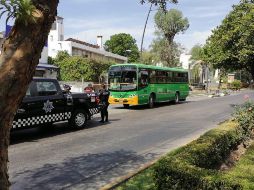 El chofer se detuvo en el cruce de la avenida Guadalupe y la calle San Uriel, hasta donde llegaron a prestar apoyo las autoridades municipales. ESPECIAL