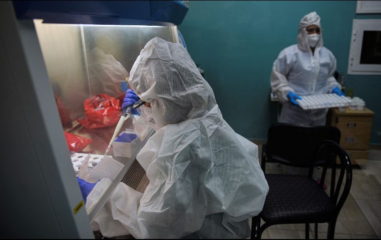 El especialista señala que la aplicacíon de pruebas PCR permite tener una vigilancia y secuenciación de las variantes del virus que se presentan en el país. AFP / Y. Lage
