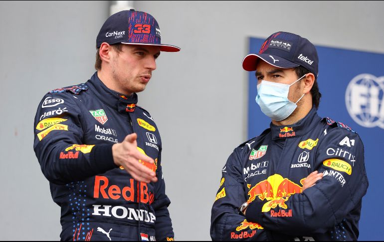 ''Duro día en la oficina para Verstappen y 'Checo' Pérez'', dijo Red Bull en Twitter. AFP / ARCHIVO