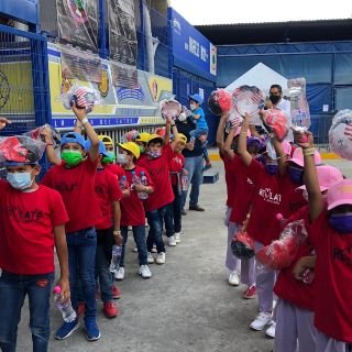 Chivas y Atlas donan miles de balones a niños jaliscienses