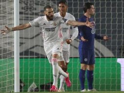 El delantero francés del Real Madrid, Karim Benzema, celebra el primer gol del equipo madridista durante el encuentro celebrado en el estadio Alfredo Di Stéfano. EFE/J. Martín