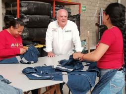 El aspirante emecista sostuvo un encuentro este martes con mujeres, trabajadoras de una fábrica de uniformes. ESPECIAL