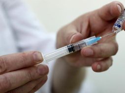 La reguladora indicó que los análisis muestran que el adenovirus en el que se basa la vacuna tiene capacidad de replicarse, lo que podría causar enfermedad o muerte. EFE/I. Kovalenko