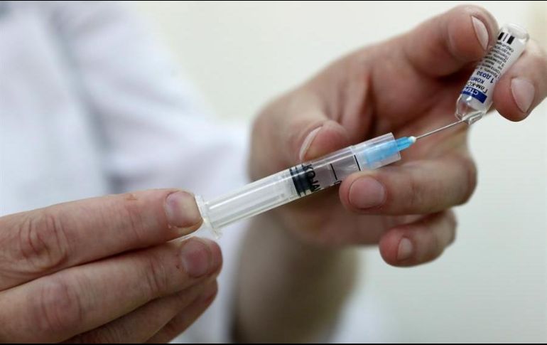 La reguladora indicó que los análisis muestran que el adenovirus en el que se basa la vacuna tiene capacidad de replicarse, lo que podría causar enfermedad o muerte. EFE/I. Kovalenko