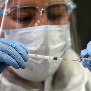 Una sola dosis de la vacuna contra COVID-19 reduce el riesgo de contagio a quienes no han recibido la vacuna