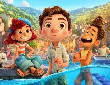 “Luca” es la historia del paso de la niñez a la adultez de un niño que vive un verano inolvidable repleto de gelato, pastas y viajes interminables en scooter.  ESPECIAL / Disney+