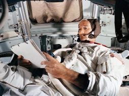 Fotografía facilitada por la NASA que muestra al piloto del Módulo de Comando, Michael Collins, practicando en el simulador CM en el Centro Espacial Kennedy. EFE/NASA