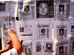 Vista general de carteles con rostros de personas desaparecidas durante una protesta de sus familiares frente a la Cámara de Diputados, en la Ciudad de México. EFE/C. Ramírez