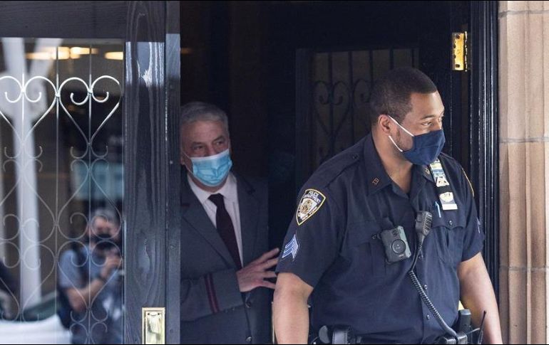 Un oficial de policía de la ciudad de Nueva York sale del edificio donde Rudy Giuliani, ex abogado del presidente Donald Trump, tiene un departamento. EFE/J. Lane
