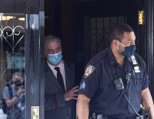 Un oficial de policía de la ciudad de Nueva York sale del edificio donde Rudy Giuliani, ex abogado del presidente Donald Trump, tiene un departamento. EFE/J. Lane