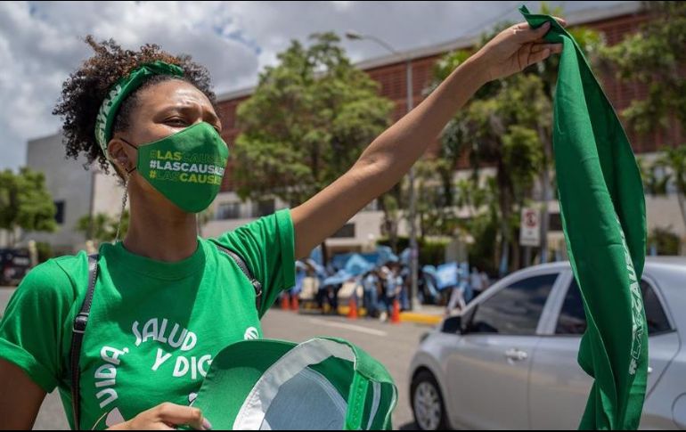 Una mujer participa en una manifestación que exige la despenalización del aborto en tres causales este miércoles, en Santo Domingo. EFE/F. Spotorno
