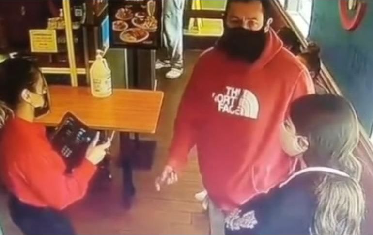 En el video se puede ver a Adam Sandler usar cubrebocas y ropa casual. TIKTOK / dayanna.rodas