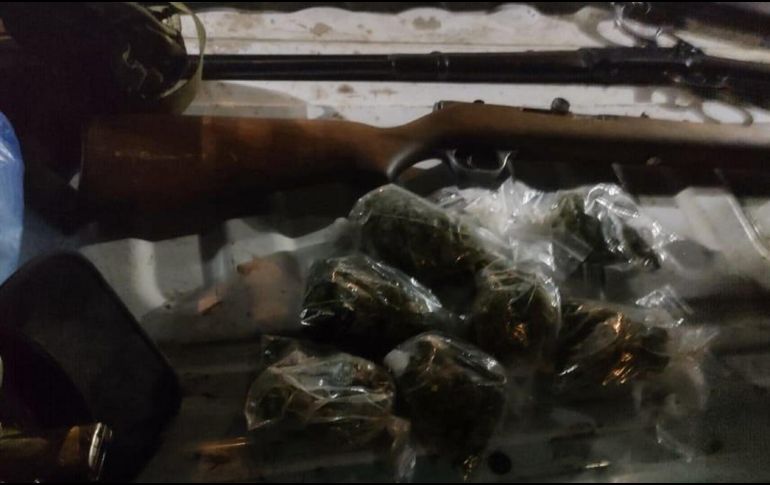 Además de diversas armas largas y cortas, se aseguraron 35 cartuchos de distintos calibres y 38 envoltorios con droga “crystal”, siete envoltorios con mariguana, cuatro bolsas más con cerca de dos kilogramos de “crystal” y tres chalecos balísticos. ESPECIAL