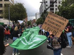 Activistas de grupos feministas ecuatorianos se manifiestan este miércoles en Quito a favor del aborto. EFE/A. Ávila