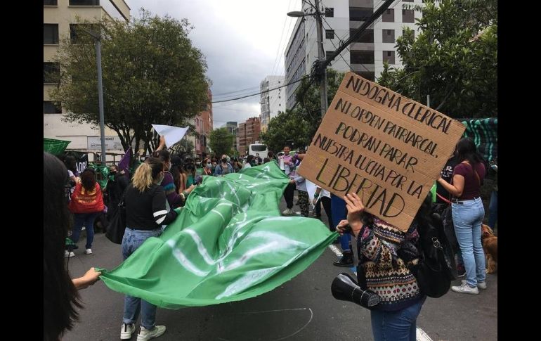 Activistas de grupos feministas ecuatorianos se manifiestan este miércoles en Quito a favor del aborto. EFE/A. Ávila