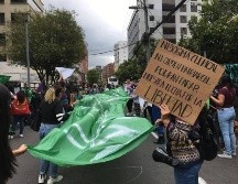 Activistas de grupos feministas ecuatorianos se manifiestan este miércoles en Quito a favor del aborto. EFE/A. Ávila