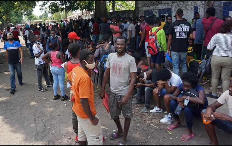 Cientos de personas de origen haitiano esperan frente a la Comisión Mexicana de Ayuda a Refugiados en la ciudad de Tapachula, Chiapas. EFE/J. Blanco