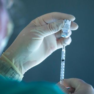 Registran casos de trombos en personas vacunadas con Pfizer y Moderna