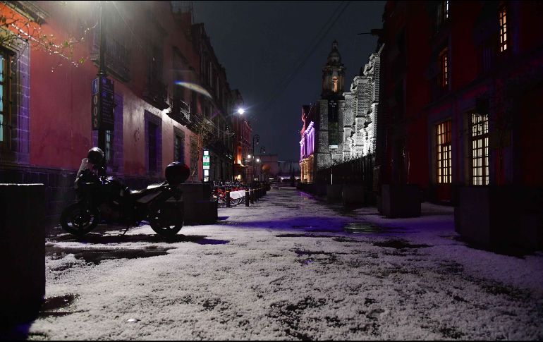 La tormenta de anoche azotó a la capital del país y cubrió de granizo las calles del Centro Histórico. SUN / H. García