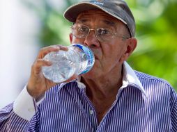 Ante el ambiente caluroso se recomienda mantenerse hidratado, vestir con colores claros y utilizar filtró solar. NTX/ ARCHIVO