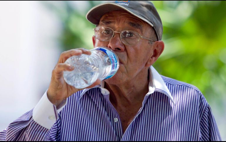 Ante el ambiente caluroso se recomienda mantenerse hidratado, vestir con colores claros y utilizar filtró solar. NTX/ ARCHIVO