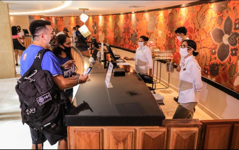 Entre las personas que planean viajar para visitar algún familiar o amigo destaca que 55% iría a playas, 55% a ciudades y 51% a pueblos mágicos. EFE/ ARCHIVO