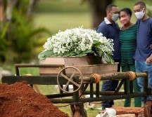 Un grupo de personas asiste al entierro de un ser querido víctima de COVID-19 en el cementerio Campo da Esperança, en la ciudad de Brasilia. EFE/J. Alves