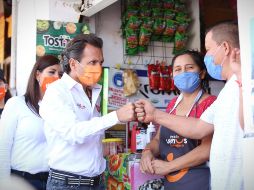Pablo Lemus realizó un recorrido por la zona comercial de la colonia Santa Cecilia. ESPECIAL