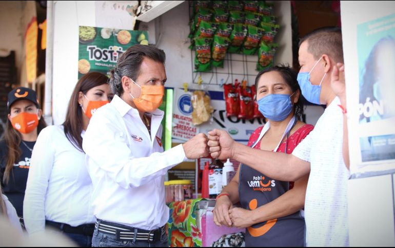Pablo Lemus realizó un recorrido por la zona comercial de la colonia Santa Cecilia. ESPECIAL