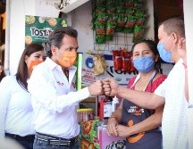Pablo Lemus realizó un recorrido por la zona comercial de la colonia Santa Cecilia. ESPECIAL