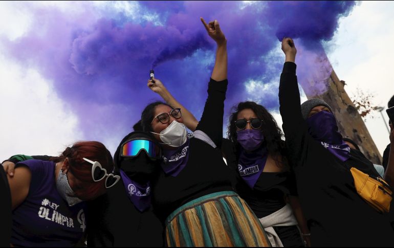 Integrantes de colectivos feministas festejan la aprobación de la Ley Olimpia hoy, en Ciudad de México. EFE/S. Gutiérrez
