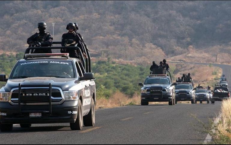 Policías municipales patrullan en El Aguaje, Michoacán. EFE/ I. Villanueva