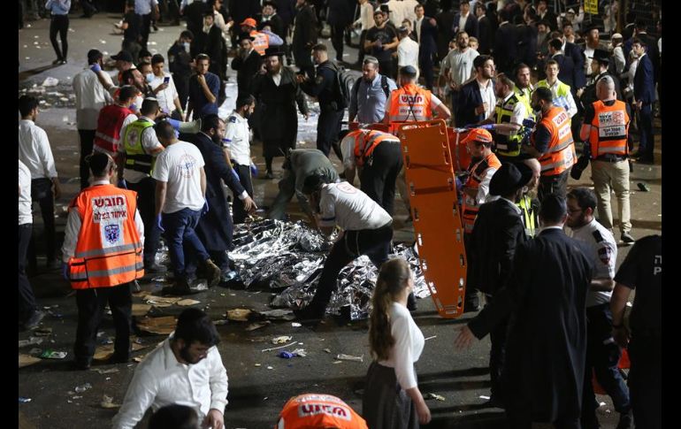 El Ejército israelí se desplazó para ayudar en la evacuación de heridos; la primeras fotografías muestran decenas de cuerpos cubiertos con mantas en el piso. EFE/D. Cohen