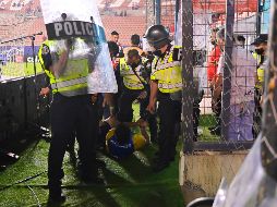 Algunos lanzaron objetos y bebidas a la cancha cuando jugadores y cuerpos técnicos intentaban cruzar hacia los vestidores. IMAGO7/S. Laureano